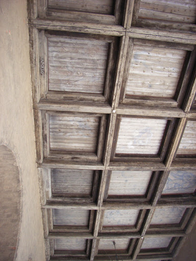 Ceiling of the Corridor. 走廊的木质天花板.