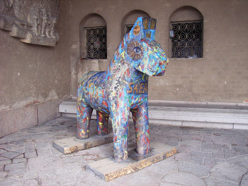 A little horse made of woods, seems a popular symbol in Sweden. 貌似小木马是瑞典的一种标志，在瑞典很多地方都能见到小木马。