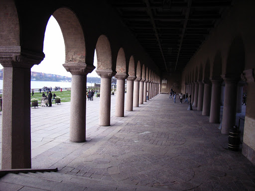 From the other corner of the corridor. 从走廊的另一头回头看。