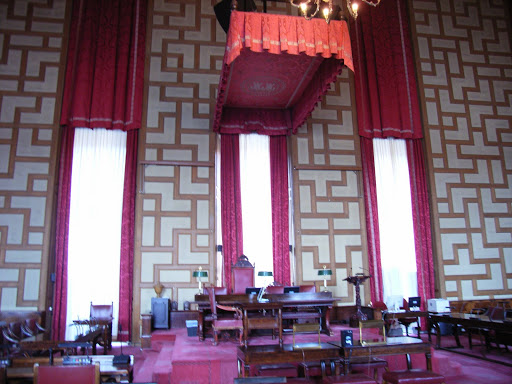 Where the Municipal Council for the City of Stockholm holds meetings. 这里是斯德哥尔摩市政议会开会讨论斯市大小事的地方，相当于咱中国的市人大会议室，说实话，地方真的很小。