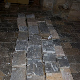 Les lloses, finalment ordenades al costat de l'à rea d'excavació. ordenant lloses 3.jpg