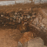 Fonamentació del mur B amb el pedregam visigot unit per les escorrenties de morter. mur medieval4.jpg