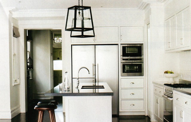 [black-white-kitchen_justinehugh-jones_interiordesigner_via_bellemag_octnov2010[12].jpg]