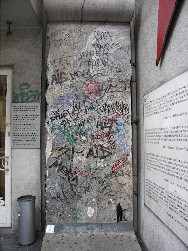 No pé do muro tem uma plaquinha azul e branca escrito Denkmal. Sim, aquilo é um monumento.