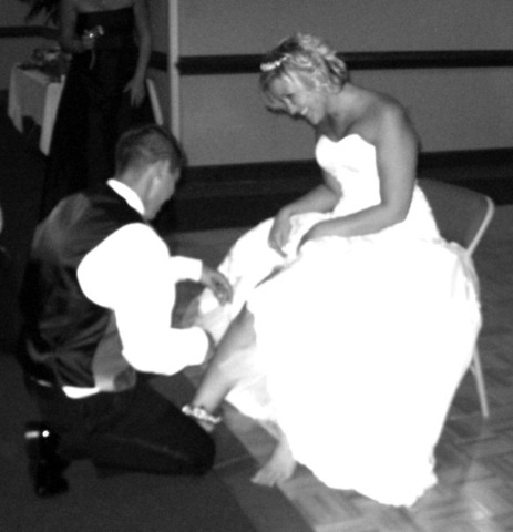 [Wedding...thegarter2.jpg]