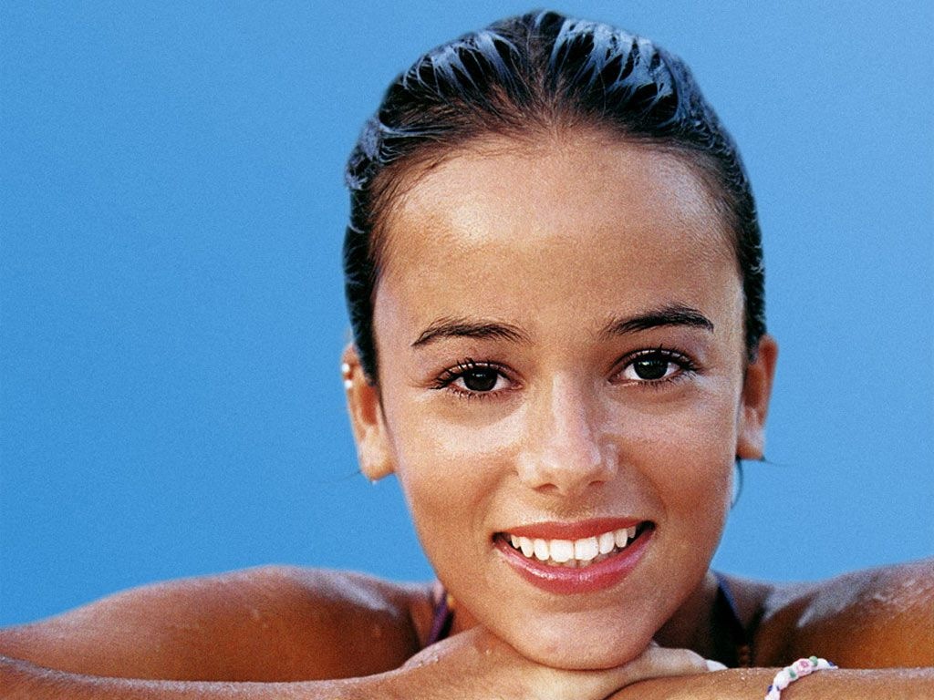 [Alizee 1024x768 3 desktop stars wallpapers[2].jpg]