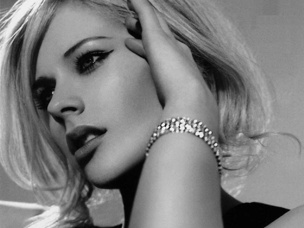 [hollywoodcelebswallpapersAvrilLavign[56].jpg]