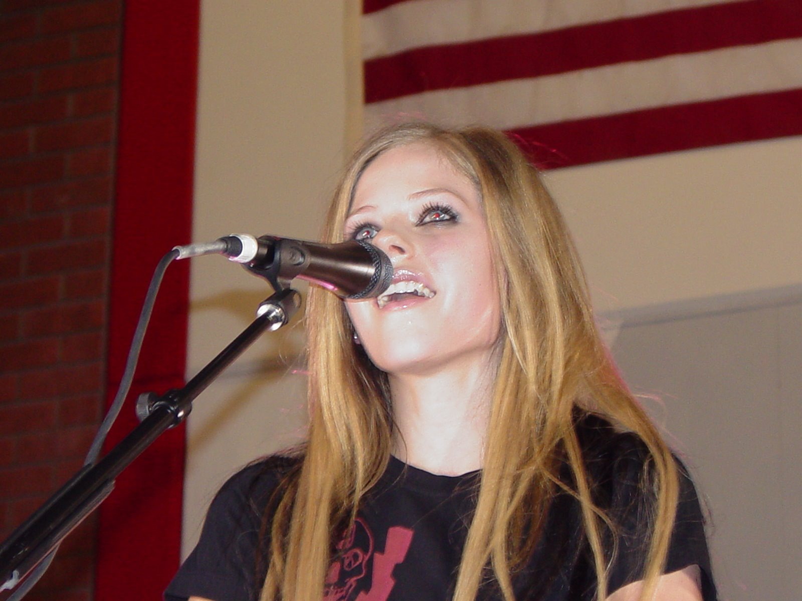 [AvrilLavigne1600x12001hollywoodceleb[2].jpg]