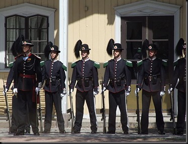 480px-Royal_Guardsmans_(Hans_Majestet_Kongens_Garde)_in_Oslo
