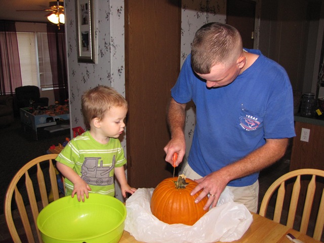 [carving the pumpkin 007[3].jpg]