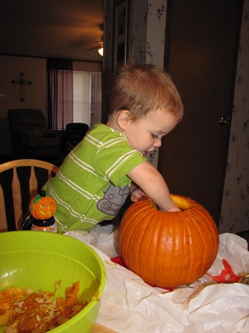 [carving the pumpkin 045[4].jpg]