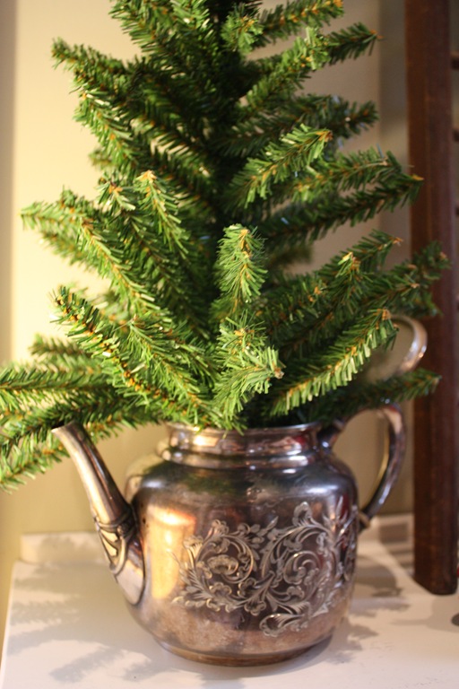 [hats and christmas mantel 029[7].jpg]