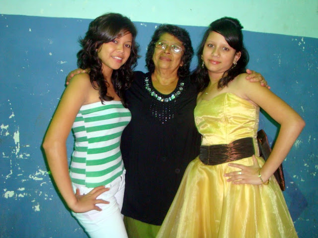 La Reina de la Cruz Roja 2009-2010  Doris Mejía (izquierda)