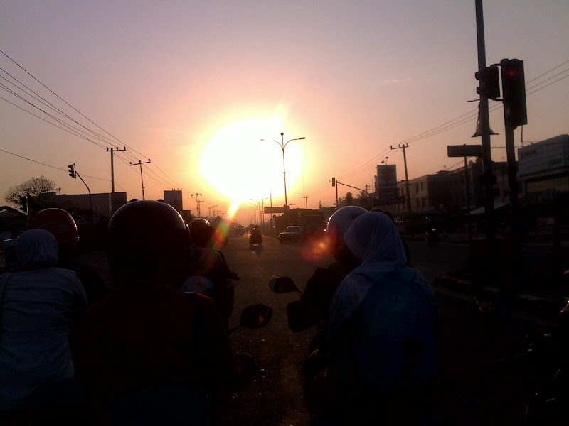 Early Morning in Traffic Light in Pekanbaru, Riau. Foto pagi hari kota Pekanbaru