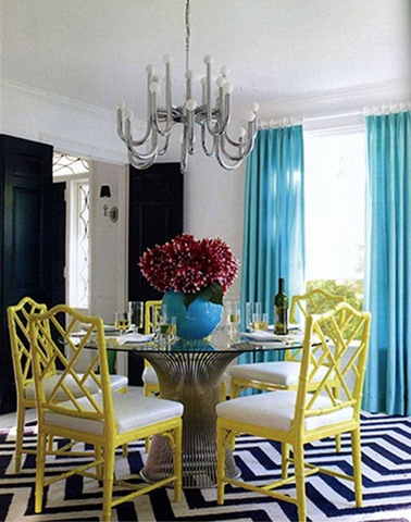 [jonathan_adler_liz_lange_country_residence_home_dining_room_yellow_chippendale_chairs_zigzag_rug_platner_table_turquoise_drapes_curtains[5].jpg]