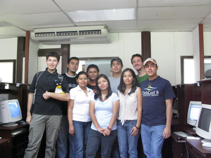 Taller de Drupal en el CiberUES de la Universidad Nacional de El Salvador; adelante: ?. Glenda Herrera, gaby, Claudia Hernández, Manuel Flores; detras: dkcross, JoMaGu, FLUX, dasjo