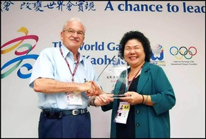 為感謝高雄世運的成功，IWGA世界運動總會主席朗佛契（左）特別贈送陳菊（右）一座紀念牌。（記者曹明正攝）