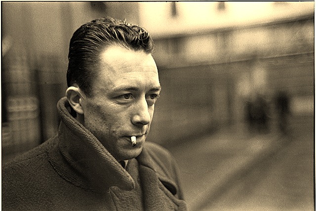 [Albert_Camus---Albert Camus (1913-1960, Nobel de Literatura en 1957), fotografiado por Henri Cartier-Bresson en 1944.[8].jpg]