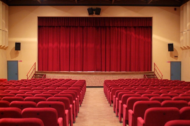 [platea e palco con sipario chiuso[2].jpg]