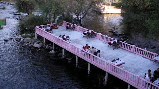 Hemen baraj sularıyla beslenen derenin kenarına güzel  bir restaurant var, prada yaşayan insanlar için boğaz da o ..