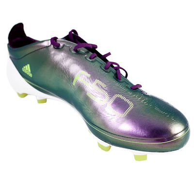 Adidas F50 adiZero Sepatu Bola teringan di Dunia