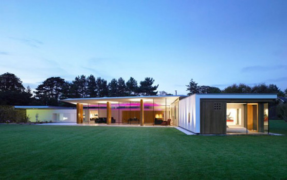Modern Large Glass House Architecture Designs with Highlight the Beauties of the Outdoors