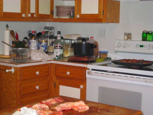 [messy kitchen2[3].jpg]