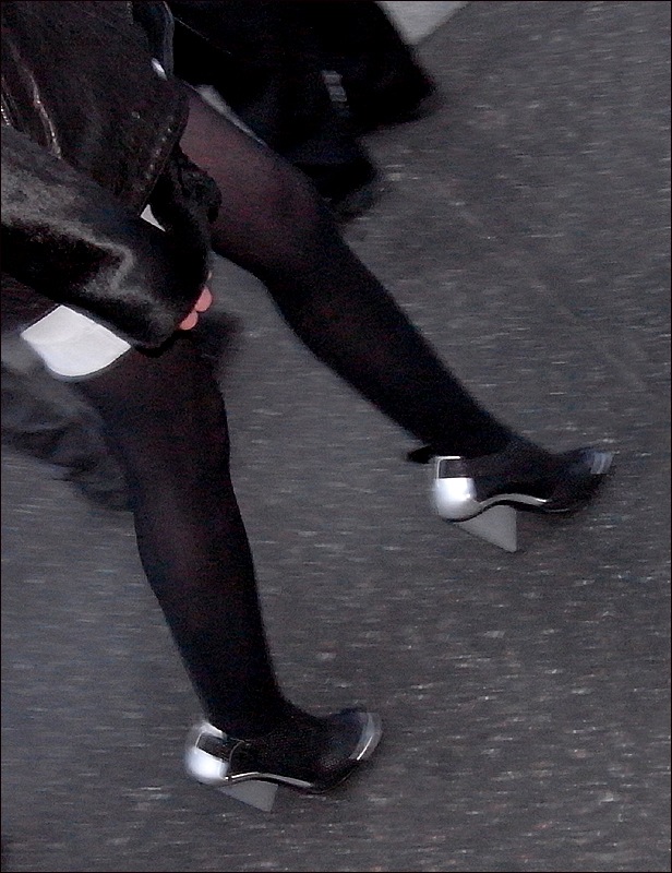 [w black leather coat tights black-sliver shoes 3[2].jpg]