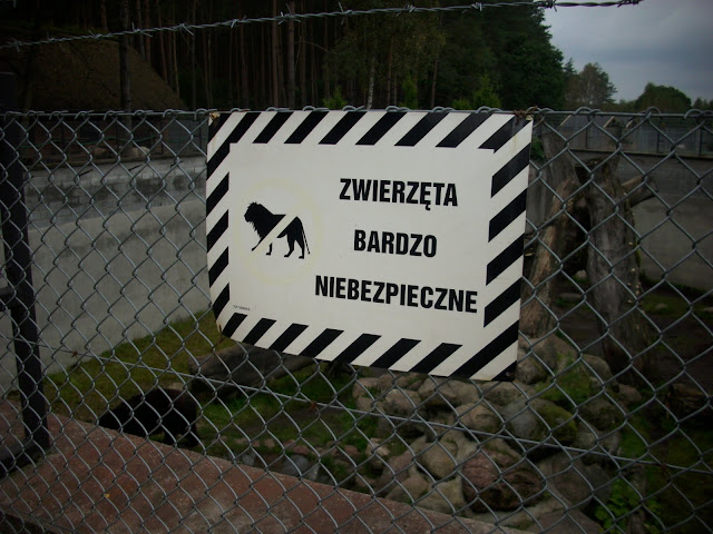 Tabliczka ostrzegawcza przy wybiegu niedźwiedzia himalajskiego