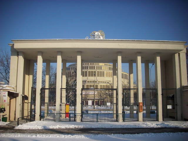 Brama wejściowa wrocławskiego zoo - w tle Hala Stulecia