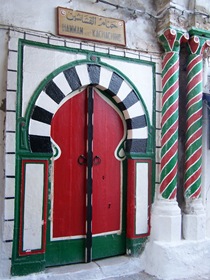 [119 -  Túnez, la medina. El Hamman Kachachine se ubica justo frente a la Madrasa del Palmero.[5].jpg]