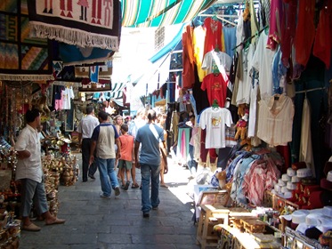 [047 - Túnez, la medina. La Rue Jamâa ez Zitouna con sus puestos específicos para turistas.[6].jpg]