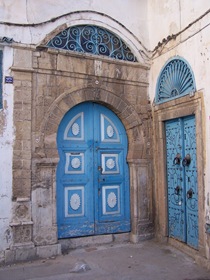 [235 - Túnez, la medina. Portadas en la Rue des Teintouriers o Calle de los Tintoreros.[5].jpg]