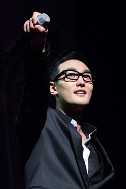 Kang Ta จัดงานแฟนมีทติ้งหลังจากออกจากกรม