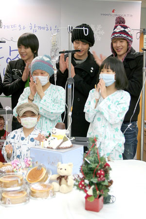 2PM ไปเยี่ยมเด็กๆ ที่โรงพยาบาลเนื่องในงาน “Hope For Children