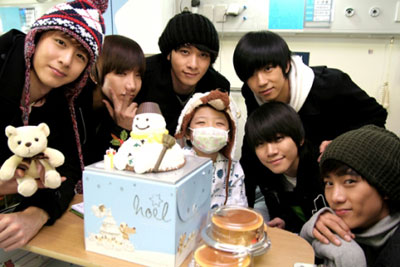 2PM ไปเยี่ยมเด็กๆ ที่โรงพยาบาลเนื่องในงาน “Hope For Children