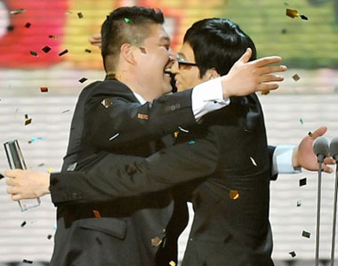 Yoo Jae Suk และ Kang Ho Dong ได้รับโหวตอันดับ 1 และ 2 ศิลปินตลกยอดเยี่ยม 5 ปีซ้อน