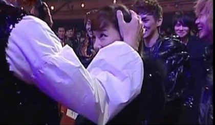 Taeyeon (SNSD) ถูก Kim Jang Hoon โอบกอดในงาน ‘Seoul Music Awards’