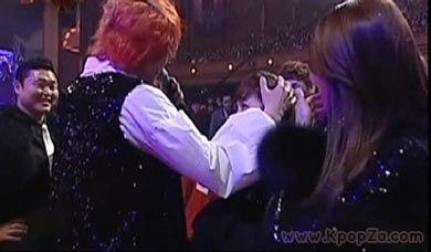 Taeyeon (SNSD) ถูก Kim Jang Hoon โอบกอดในงาน ‘Seoul Music Awards’