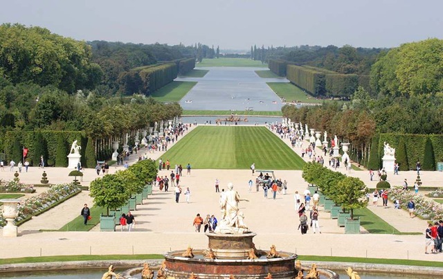 [Vista de parte do jardim do Palácio de Versalhes, França[4].jpg]