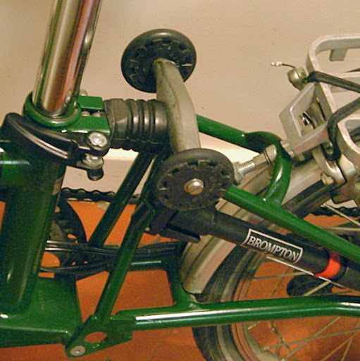 Casse des supports roulettes / S'asseoir sur le Brompton plié - Page 2 SNB19545