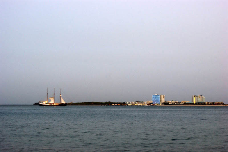 Veleiro no Sado com Troia ao Fundo