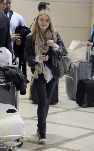 Dakota fanning waves and smiles for the camera at LAX airport, California.<P>Pictured: Dakota fanning<B>Ref: SPL152839  250110  </B><BR/>Picture by: Benassi / Splash News<BR/></P><P><B>Splash News and Pictures</B><BR/>Los Angeles:	310-821-2666<BR/>New York:	212-619-2666<BR/>London:	870-934-2666<BR/>photodesk@splashnews.com<BR/></P>” width=”320″ height=”512″ class=”pie-img”/></p>
</div>
<div class=