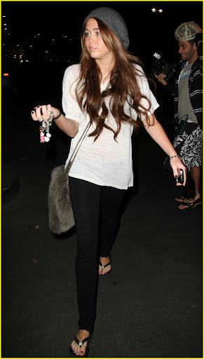Miley Cyrus
leaving a nail salon in Toluca Lake
Los Angeles, California, USA - 16.01.10
Mandatory credit: WENN.com