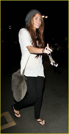 Miley Cyrus
leaving a nail salon in Toluca Lake
Los Angeles, California, USA - 16.01.10
Mandatory credit: WENN.com