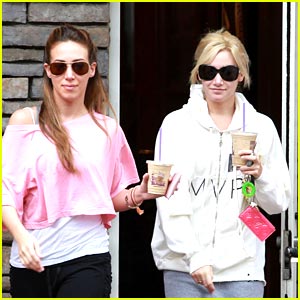 ashley-tisdale-haylie-duff-coffee.jpg