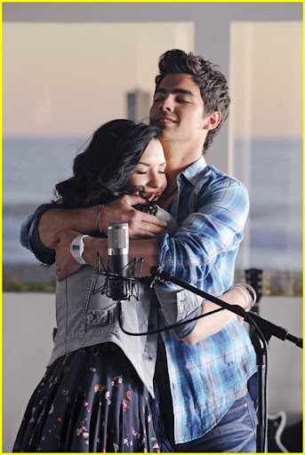 DISNEY'S FRIENDS FOR CHANGE: PROJECT GREEN - "Make A Wave," the new inspirational Friends for Change: Project Green (www.disney.com/projectgreen) anthem by Hollywood Records recording artists and Disney Channel stars Joe Jonas and Demi Lovato, also to be featured in the upcoming Disneynature film "OCEANS," will debut February 26 on Radio Disney with the music video world premiere on Disney Channel March 14 and online the following day at Disney.com. The anthem will be available beginning March 15 on iTunes, with all proceeds benefiting environmental charities through the Disney Worldwide Conservation Fund (DWCF). "OCEANS" hits theaters April 22, 2010 (Earth Day). (DISNEY CHANNEL/JAMIE TRUEBLOOD)
DEMI LOVATO, JOE JONAS