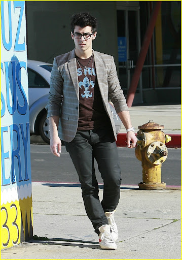 02-07-10 Los Feliz, CAEXCLUSIVE: Joe Jonas dons the nerd look and it works like a charm! Jonas hooked up with some pals in Los Feliz and walked off with a brunette. Jonas also wore a Saints logo on his shirt and it looks like that worked too as Saints won Superbowl! Don't mess with the Joanai!!!Exclusive Pix by LA/Flynet ©2009818-307-4813 Nicolas