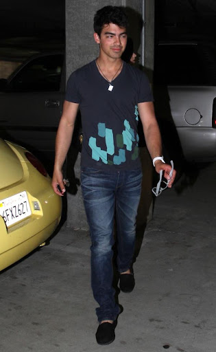 joe-jonas-demi-lovato-church-date (1)_0.jpg
