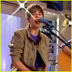 justin-bieber-smile-fans.jpg